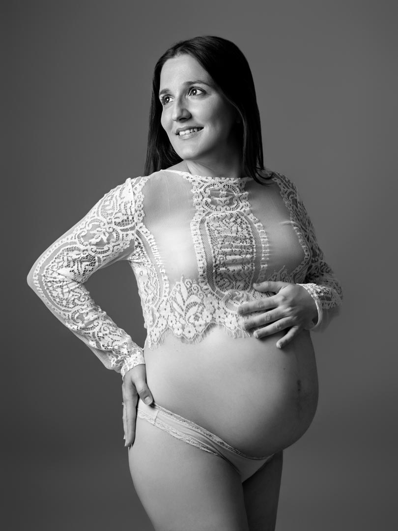 Fotografía de maternidad en estudio Tarragona